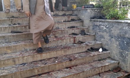 Explosión en mezquita de Afganistán deja al menos 100 muertos