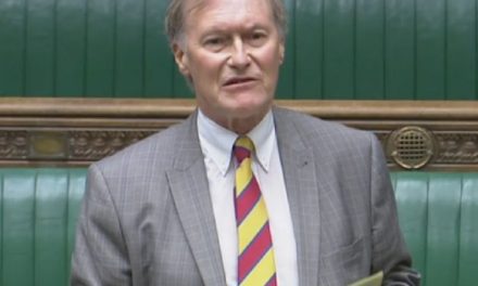 Apuñalan a diputado británico en la iglesia