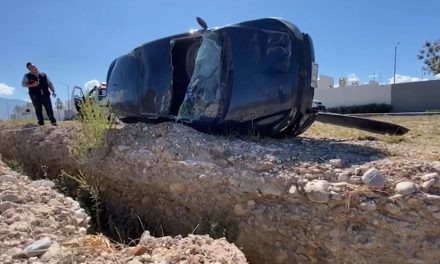 ¡Lo cachan en la mentira!; hombre vuelca su vehículo para cobrar el seguro