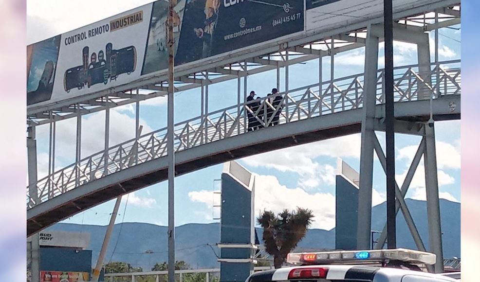 Intenta lanzarse de un puente en Saltillo