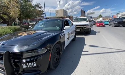 Saltó al camellón y arrolló a vendedor de semillas