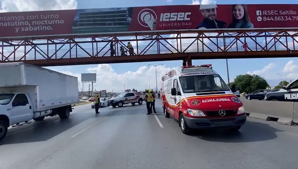 Intenta lanzarse de puente peatonal