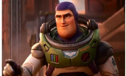 Buzz vuela ‘al infinito y más allá’ en adelanto de la película ‘Lightyear’ (video)