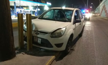 Conductor ebrio se duerme al volante y choca