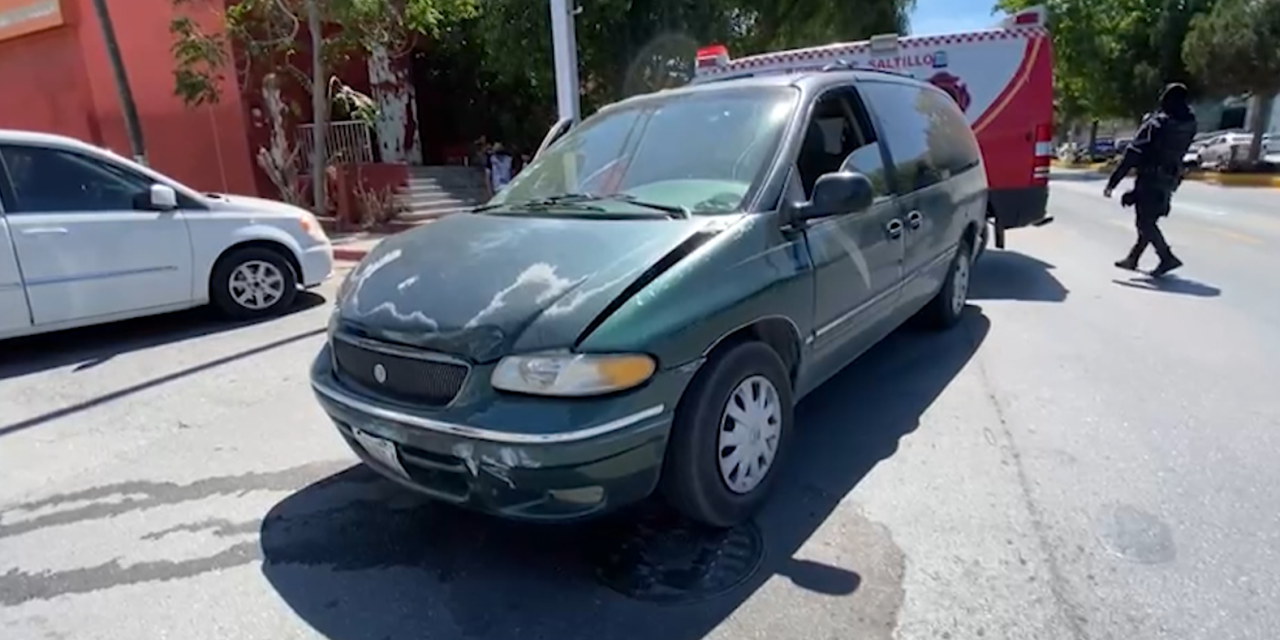 Le fallan los frenos y  provoca un choque en Saltillo