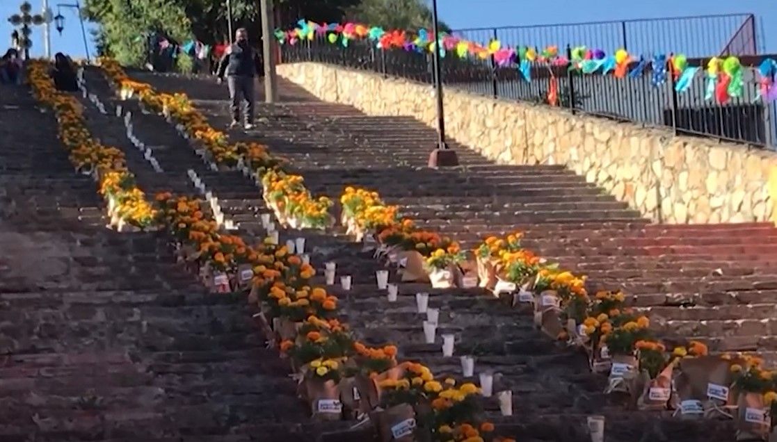 ‘Reviven’ en Saltillo monumental altar de muertos