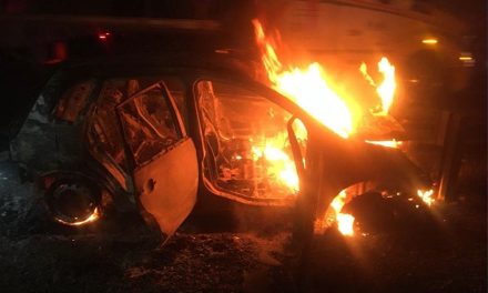¡Conductor la libra! Choca y se incendia su auto; sale ileso