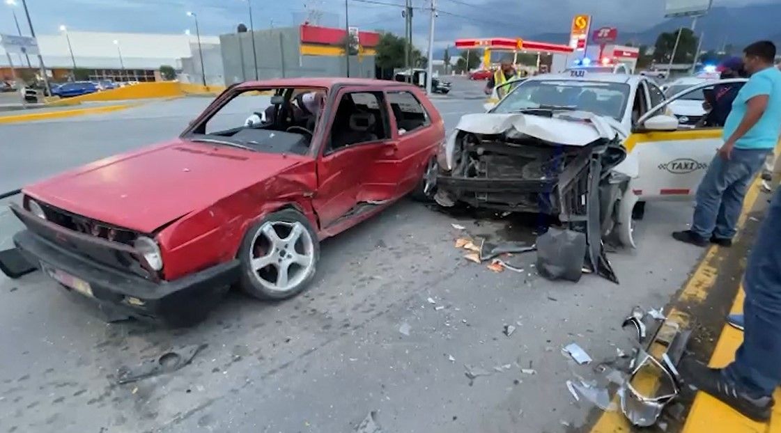 ¡Cafres colapsan el periférico! Conductores protagonizan 3 aparatosos choques