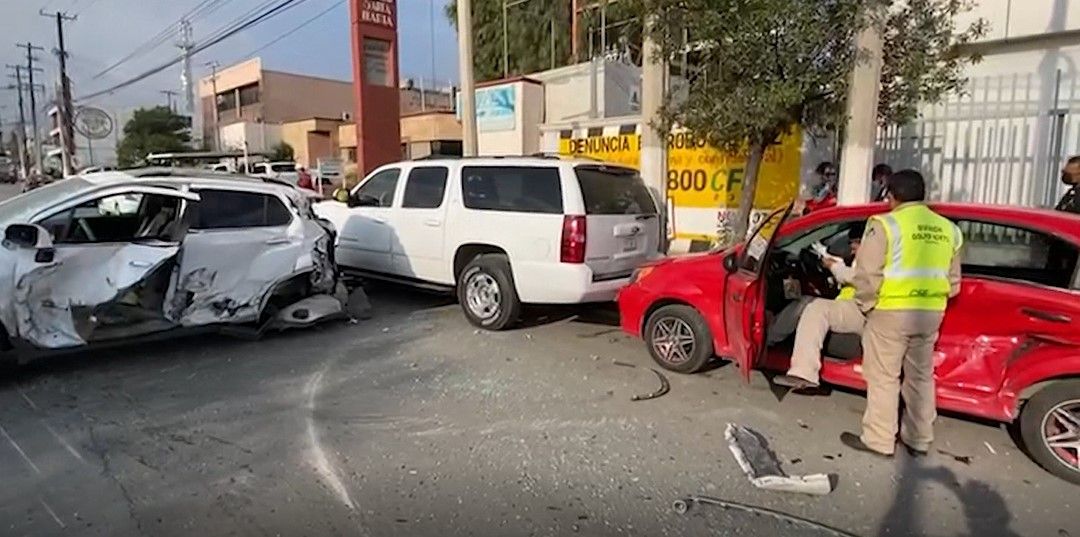 Trailero choca y destruye 3 vehículos en Saltillo