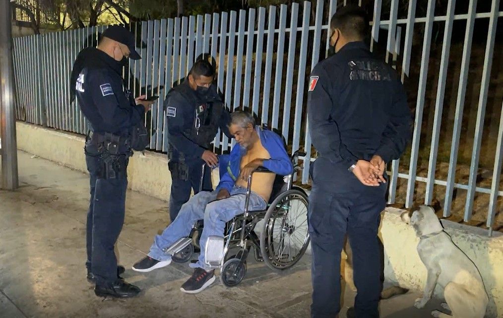 Indigente golpea a adulto mayor en silla de ruedas en Saltillo
