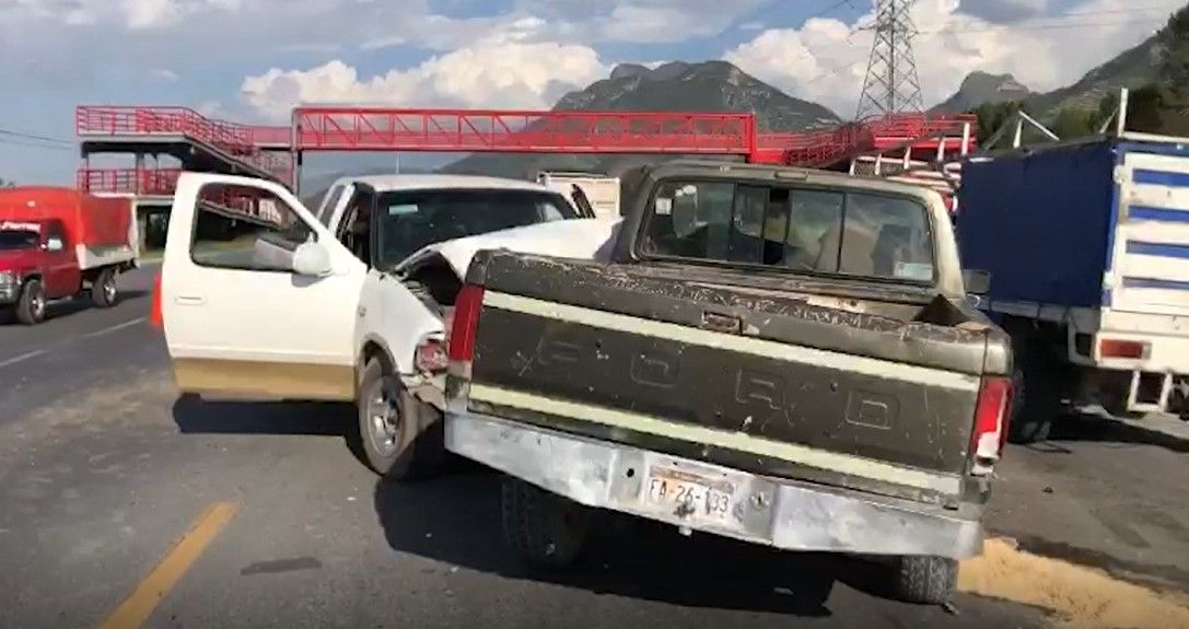 Ebrio provoca accidente al sur de Saltillo; intenta huir dejando herida a mujer