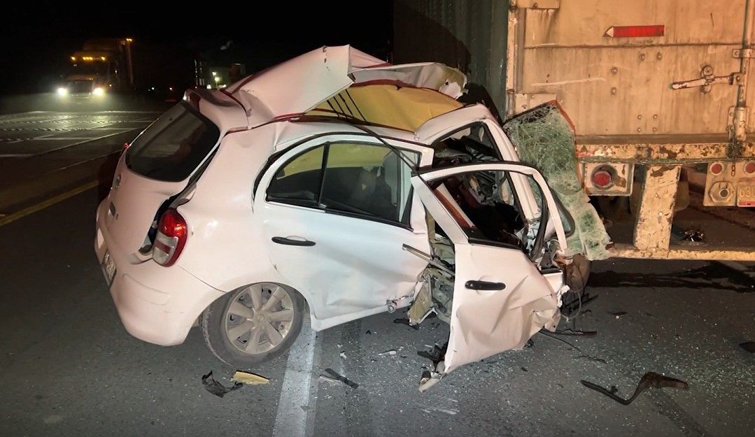 ¡Sobrevive de milagro! Estrella su auto contra caja de tráiler en la carretera a Zacatecas