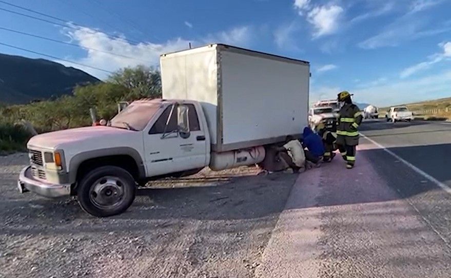 Por poco se le quema camión en plena carretera a Zacatecas