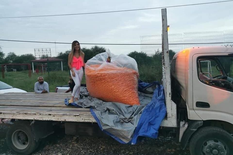 Regalan a joven una bolsa de su propio peso en ‘Cheetos’