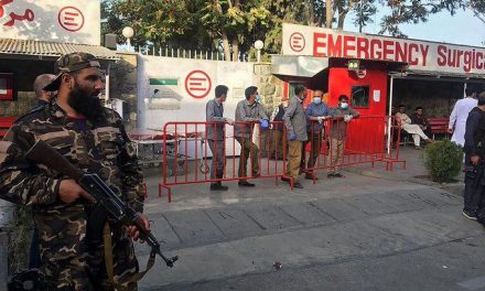 Explota bomba en mezquita de Afganistán y deja varios muertos