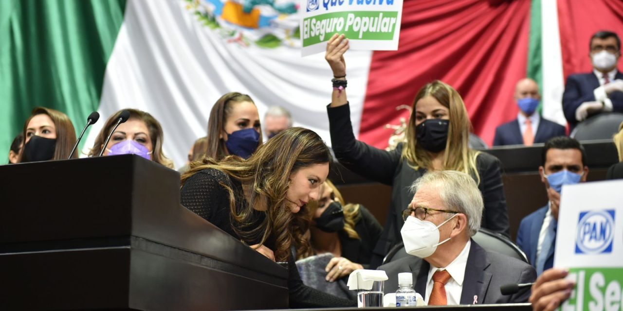 Diputados del PAN llevan lápida a Jorge Alcocer: «¿Cómo quiere ser recordado?»