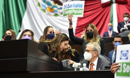 Diputados del PAN llevan lápida a Jorge Alcocer: «¿Cómo quiere ser recordado?»