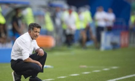 Afición del América de Cali estalló e invadió el campo, exigen la salida de Osorio