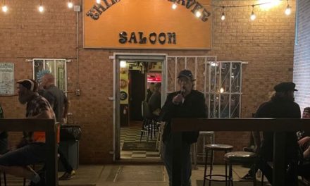 ‘¡Ayno!’; Mick Jagger visita bar con fanáticos de Rolling Stones… y ninguno lo reconoce