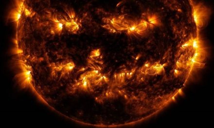 Sol también ‘festeja Halloween’; NASA toma foto inusual del astro