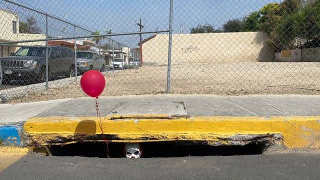 Payaso ‘Eso’ aparece en alcantarilla de Nuevo León