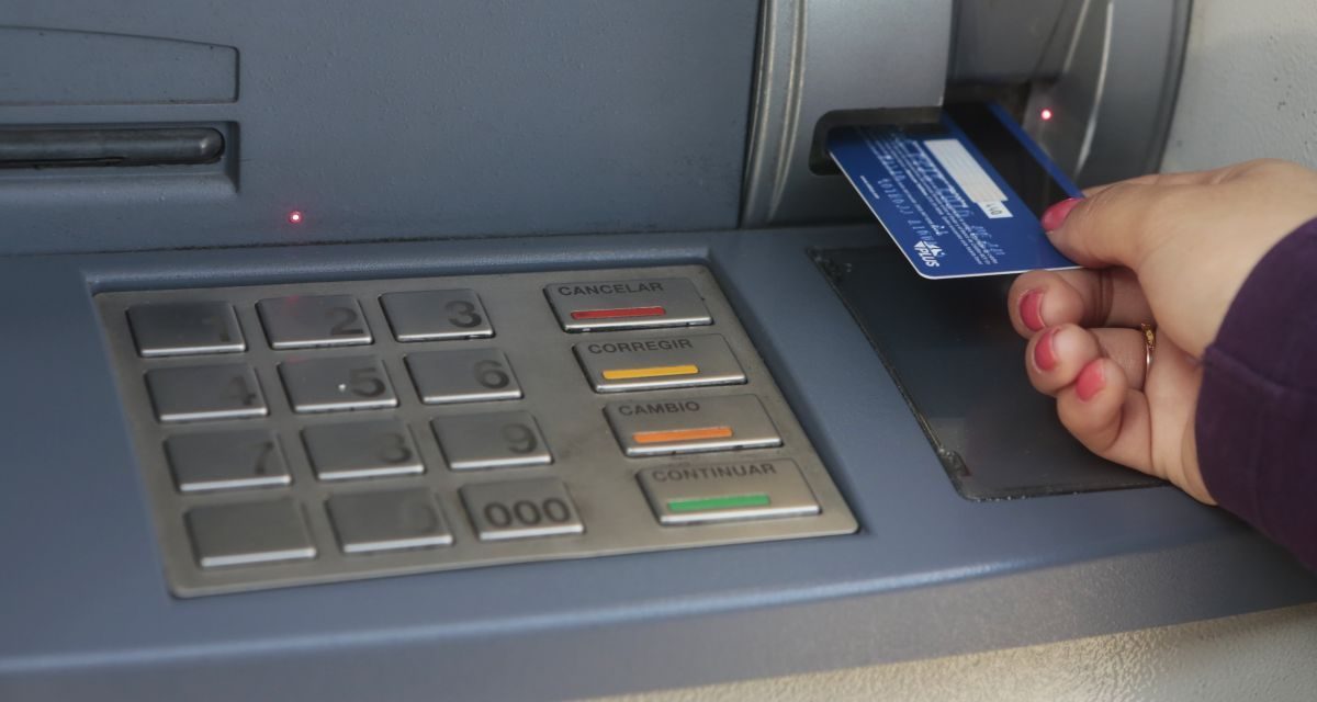 ¿Cuánto cobran los bancos por retirar en cajeros si no eres cliente?