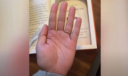 Romance de ‘novela’: joven le pide matrimonio a su novia en librería