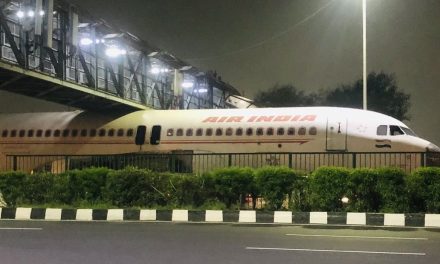 Avión se queda atorado en puente peatonal y se vuelve viral (video)