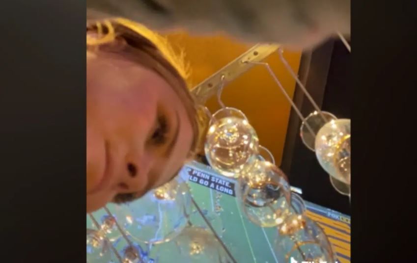 Mujer expone acoso que sufre trabajando en un bar (Video)