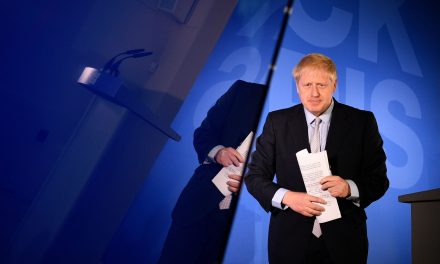 ‘Alimentar a los animales con humanos’; Boris Johnson bromea en conferencia… ¡para niños!