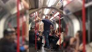 Hombre intenta agredir a mujer asiática en el Metro y termina apaleado por los demás pasajeros