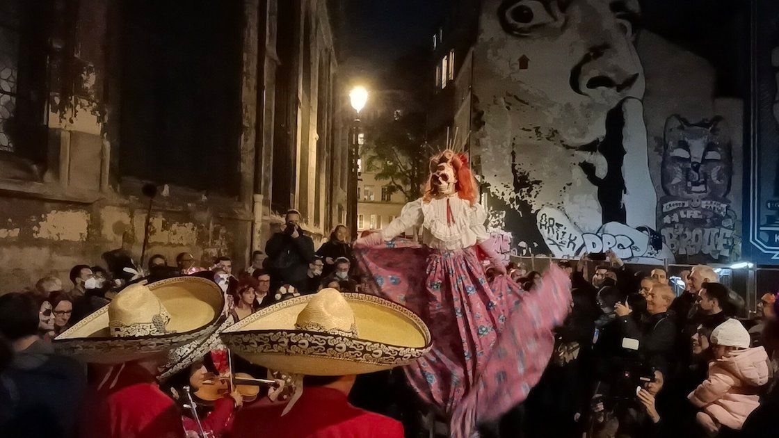 Día de muertos en París con mariachi, música y calaveras