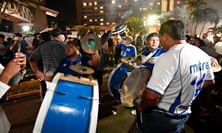 Salvadoreños le llevan ‘serenata’ al Tri… no los dejan dormir