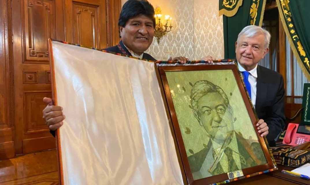 Evo Morales regala a AMLO cuadro de su rostro hecho con hojas de coca