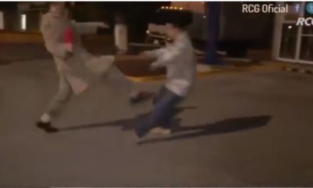 Lo más visto | Reportero propina patada de Kung Fu