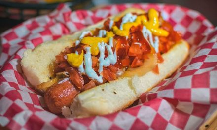 Joven muere asfixiada en concurso de comer ‘hot dogs’ en Boston