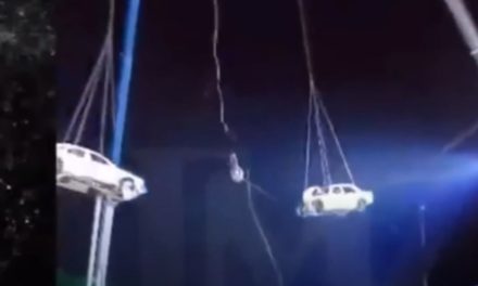Truco sale mal; Ilusionista es aplastado por dos coches envueltos en fuego (video)