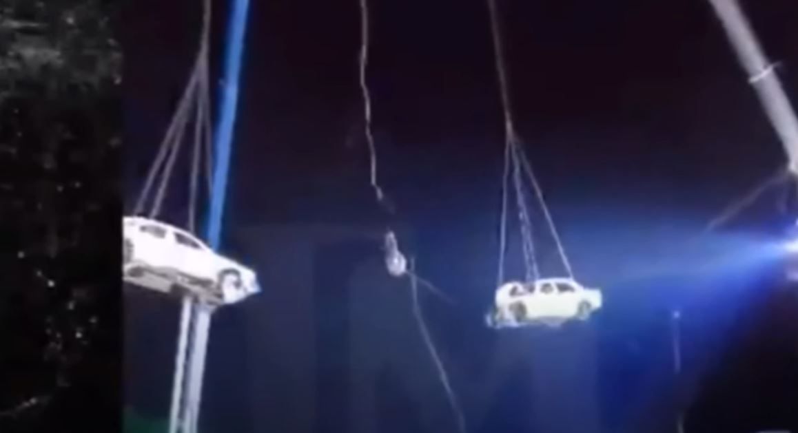 Truco sale mal; Ilusionista es aplastado por dos coches envueltos en fuego (video)