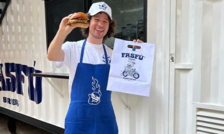 Luisito Comunica abre nuevo restaurante de hamburguesas