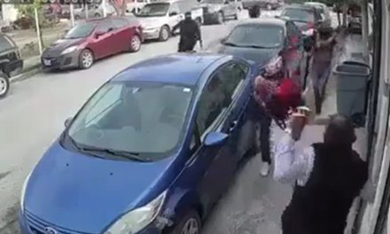Así robaron sicarios un vehículo a familia para escapar de la policía en Matamoros (video)