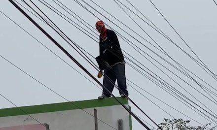 Francisco baja del techo de su vivienda; estuvo en las alturas más de 15 horas