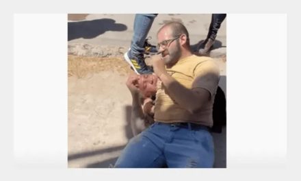 Captura a ladrón y le da un sermón mientras lo tiene sometido (video)