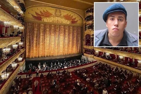 Actor pierde la vida aplastado por el telón en plena función de teatro (video)