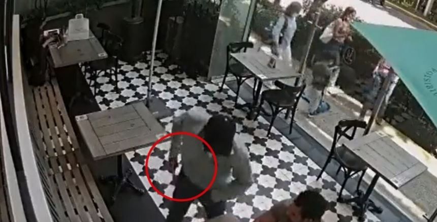 Ladrón asalta a mano armada a comensal en Ciudad de México (video)