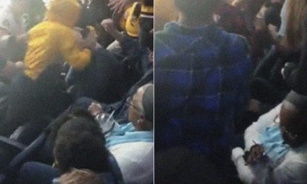 Disfruta tranquila de su bebida mientras a su alrededor estalla salvaje pelea (video)