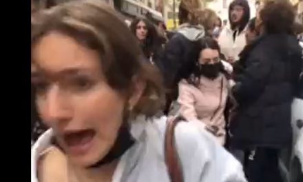 Brutal pelea entre asistentes a tienda temática de ‘El Juego del Calamar’ (video)