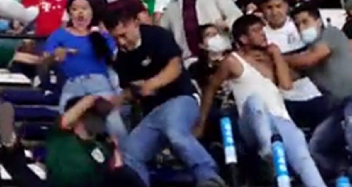 Se arma trifulca en las gradas del Estadio Azteca