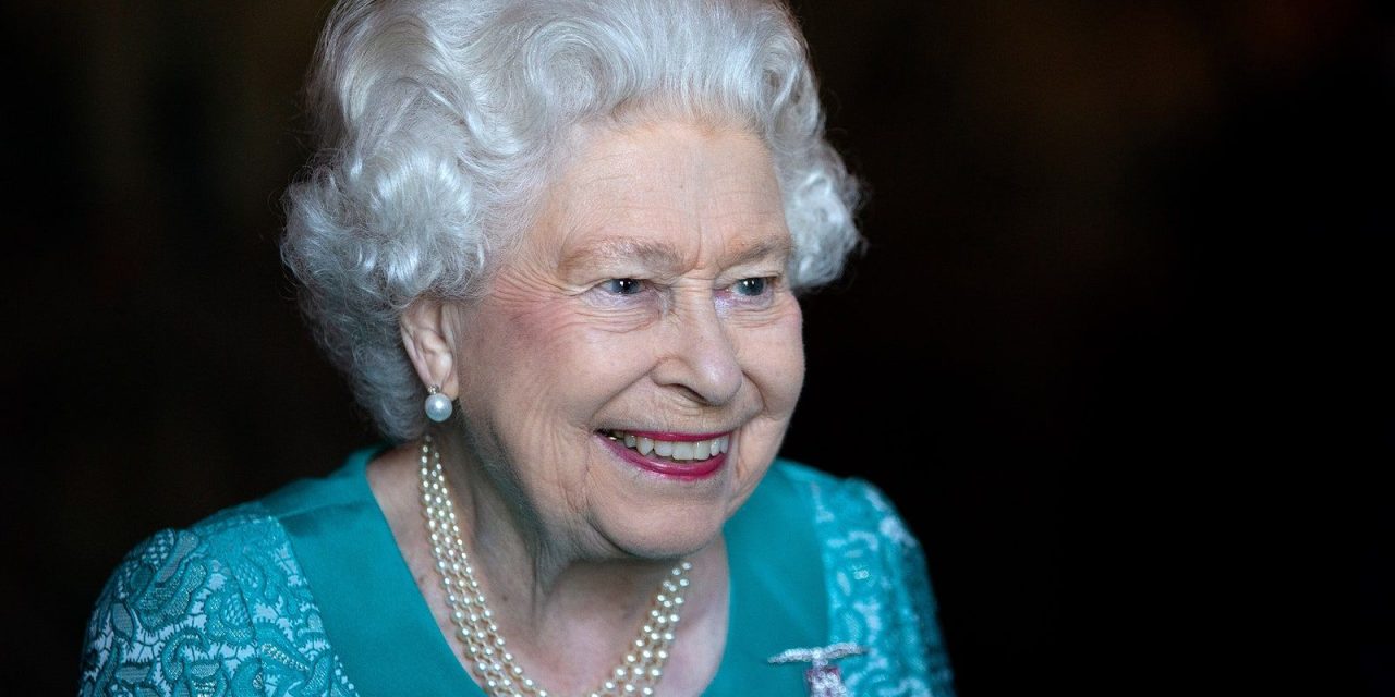 Reina Isabel II no se siente vieja y rechaza el premio ‘Anciana del año’