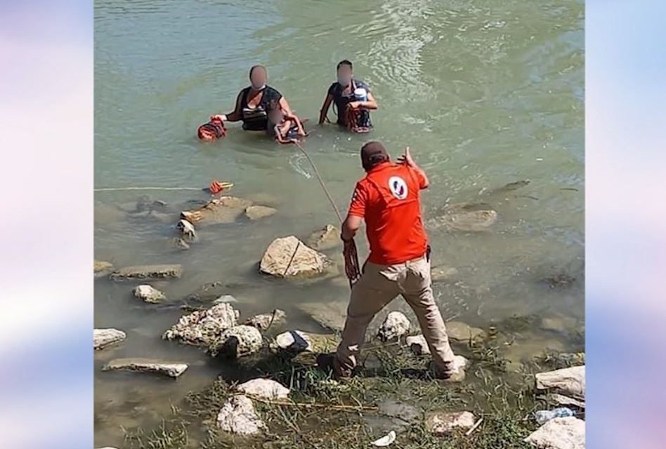 Grupo Beta rescata a tres en el Río Bravo