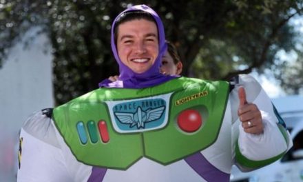 ¡Al DIF Capullos y más allá! Samuel García se disfraza de Buzz Lightyear
